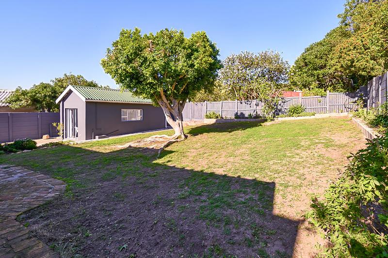 To Let 4 Bedroom Property for Rent in Lakeside Western Cape